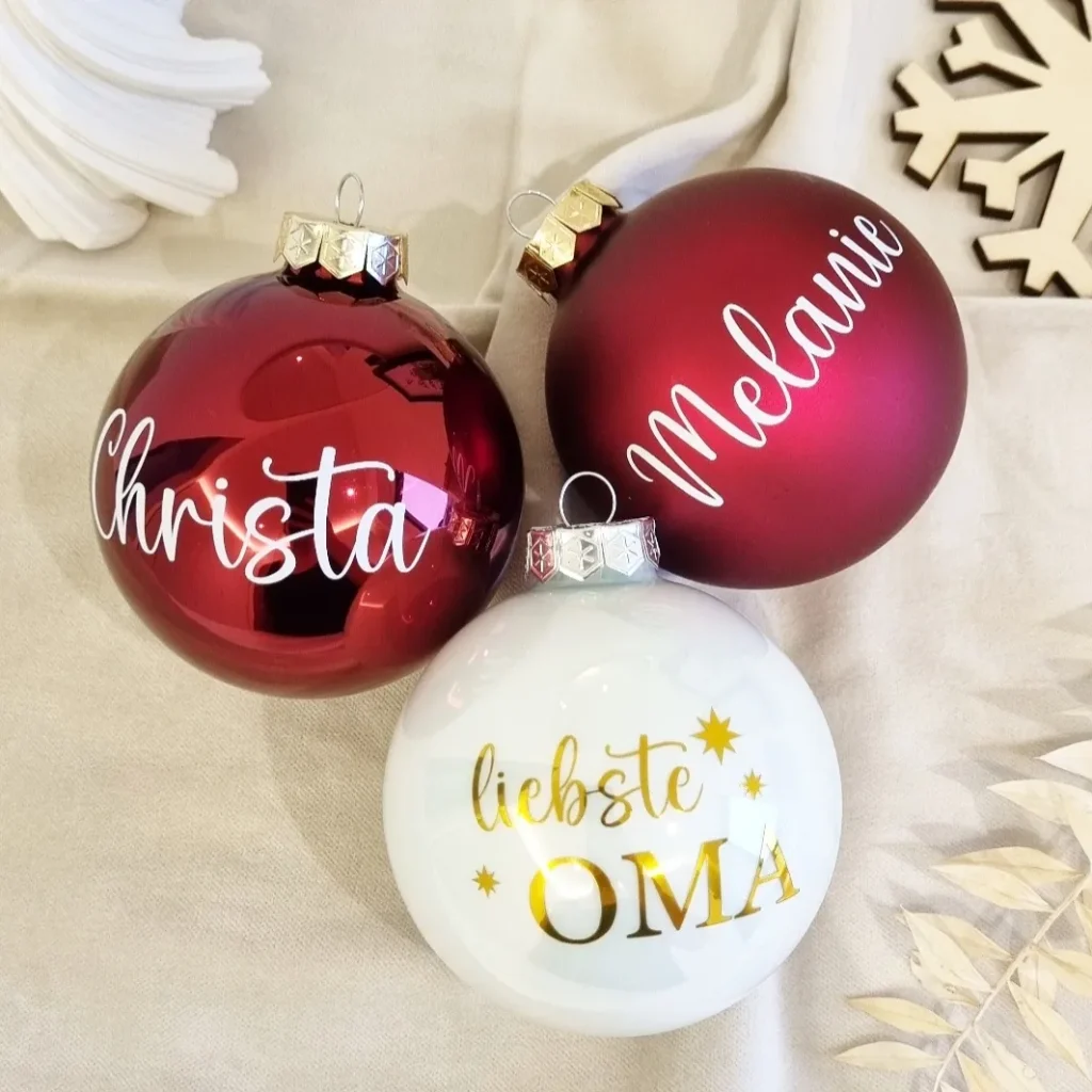 Personalisierte Christbaumkugeln in verschiedenen Farben und Text