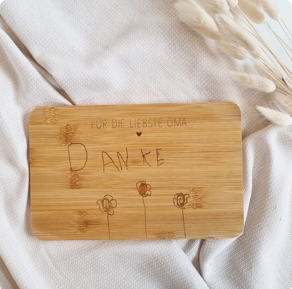 Holzbrett mit persönlicher Gravur